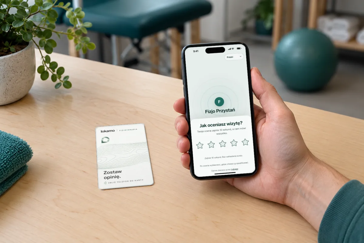 Pacjent trzyma telefon przy karcie NFC na biurku. Na ekranie ocena wizyty w gabinecie Fizjo Przystań.