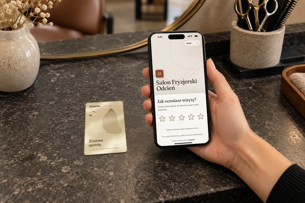 Klientka trzyma telefon przy karcie NFC na blacie. Na ekranie ocena wizyty w Salonie Fryzjerskim Odcień.
