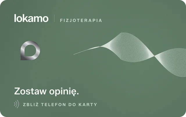 Karta NFC dla gabinetu fizjoterapii, wariant Szałwia: szałwiowa karta ze wstęgą ruchu, napis „Zostaw opinię.”