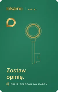Granatowa pionowa karta NFC Lokamo dla hotelu z grafiką recepcji i napisem „Zostaw opinię.”