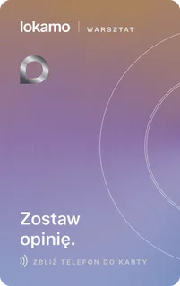 Tytanowa pionowa karta NFC Lokamo dla warsztatu samochodowego z grafiką koła zębatego i napisem „Zostaw opinię.”