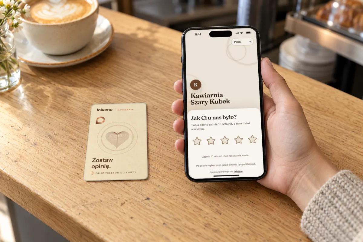 Gość trzyma telefon przy karcie NFC na ladzie kawiarni. Na ekranie ocena wizyty w Kawiarni Szary Kubek.