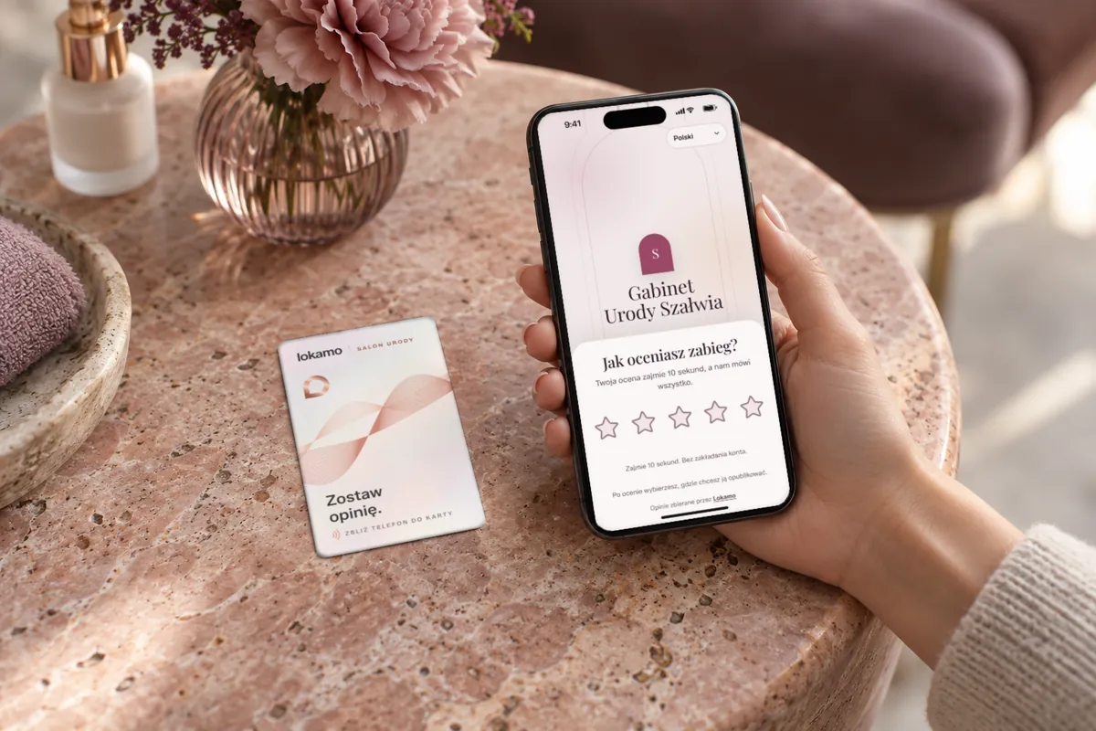 Klientka trzyma telefon przy karcie NFC na stoliku. Na ekranie ocena zabiegu w Gabinecie Urody Szałwia.