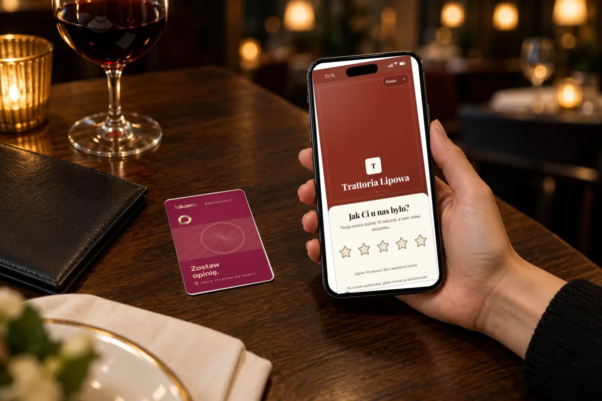 Gość trzyma telefon przy bordowej karcie NFC na stole. Na ekranie ocena wizyty w Trattorii Lipowej.