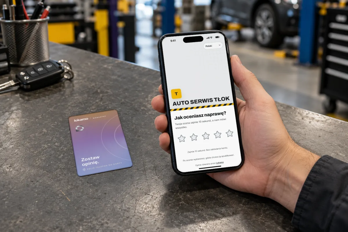 Klient trzyma telefon przy karcie NFC na ladzie warsztatu. Na ekranie ocena naprawy w Auto Serwisie Tłok.