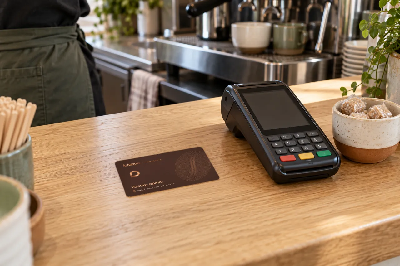 Karta NFC Lokamo w projekcie Espresso na ladzie kawiarni obok terminala płatniczego