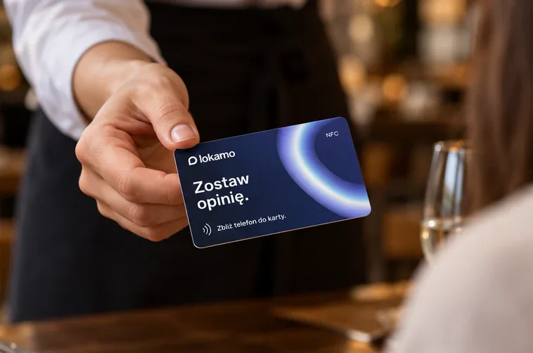 Kelner podaje gościowi kartę NFC Lokamo z napisem Zostaw opinię